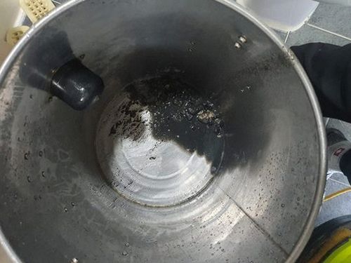 부산 중구 하수구막힘 트랩을 분해해 내부 찌꺼기를 확인하는 장면