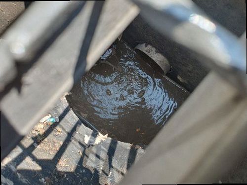부산 중구 대청동 하수구막힘 배관 내부 이물 제거와 배수 흐름을 점검하는 과정