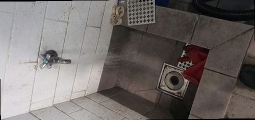 부산 중구 하수구막힘 막힘 제거 후 물 흐름과 배수 상태를 확인하는 모습