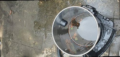 부산 중구 하수구막힘 배관 연결부와 트랩을 확인하는 점검 장면
