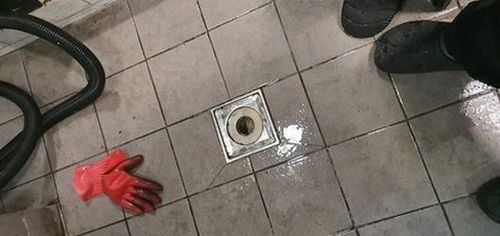 부산 중구 하수구막힘 배관 점검 후 물 흐름을 확인하는 욕실 모습